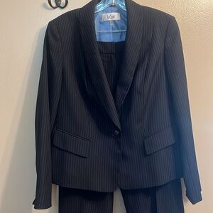 Womens two piece suit from le suit. SZ 10, nvy/blk with light blue pinstripes.